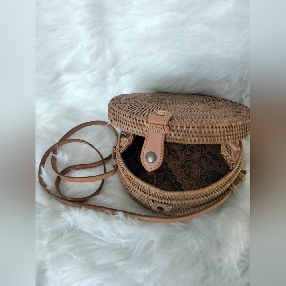 🌿✨ Boho-Chic Round Rattan Handbag ✨🌿 - Picture 4 of 6